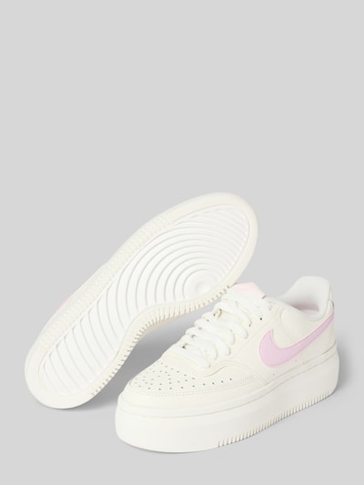 Produktfoto, Sneaker aus Leder-Mix mit Logo-Detail Modell 'Court Vision' von Nike in Weiß und Rosa, abgerundete Passform, Absatzhöhe 4 cm, Schafthöhe 6 cm, Damen Sneaker, Logo-Detail, strukturierte Sohle, Schaftweite 6 cm