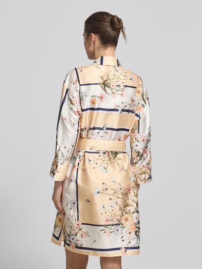 Frauenmodel trägt Knielanges Kleid mit floralem Allover-Print von Liu Jo White aus Satin in Beige mit Blumenmuster, Rückansicht Ganzkörperansicht.