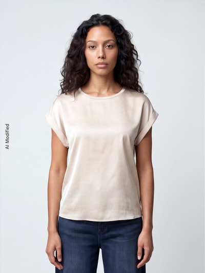 Frauenmodel trägt Blusenshirt mit fixierten Ärmelaufschlägen Modell 'VIELLETTE' von VILA, Viskose-Mix, lockerer Schnitt, Ganzkörperansicht von vorne, KI-modifiziertes Bild.