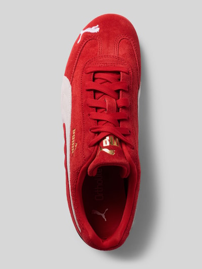 Produktfoto, Sneaker aus echtem Leder Modell 'Speedcat' von PUMA in Rot mit goldenen Logo-Details, glatter Sohle, Schnürverschluss.