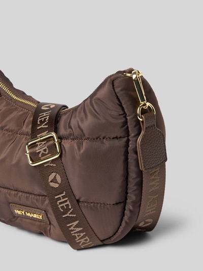 Productfoto, Bauchtasche met doorgestikte naden Model 'Lifetime Buddy' van Hey Marly in bruin met labelpatch, goudkleurige details. Hoofdvak met ritssluiting, afneembare schouderband, binnenvak met ritssluiting, breedte maat 1: 26 cm, lengte: 21 cm, diepte: 8 cm, schouderband 98 cm.