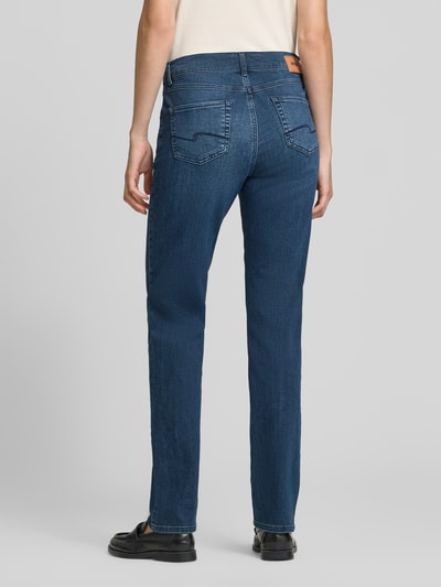 Männermodel trägt blaue Slim Fit Jeans aus Baumwoll-Mix Modell 'CICI' von ANGELS, Damen Slim Fit Jeans, Ganzkörperansicht Rückansicht