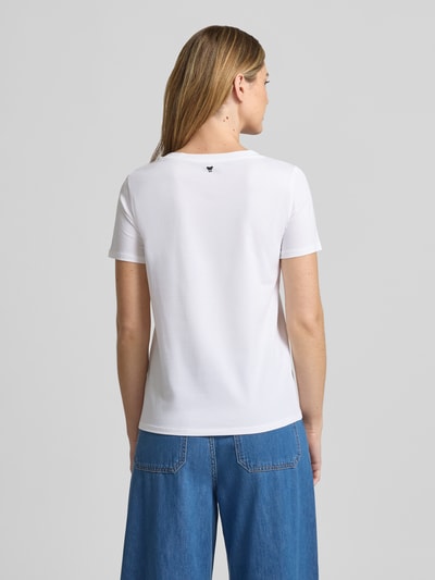 Frauenmodel trägt Slim Fit T-Shirt aus Baumwoll-Mix Modell 'MULTIB' von Weekend Max Mara, unifarben, Label Stitching, Kurzarm, Ganzkörperansicht Rückansicht.