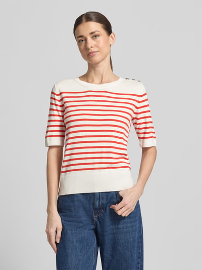 Frauenmodel trägt Strickshirt aus Viskose-Elasthan-Mix mit Knopfleiste von Milano Italy, rot-weiß gestreift, Rundhalsausschnitt, Regular Fit, Nahaufnahme Oberkörper.