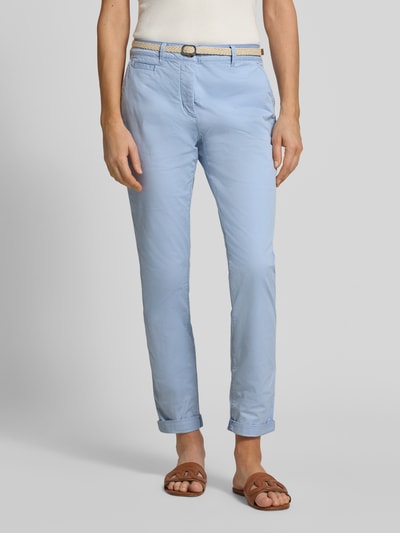 Kobiece model prezentuje Slim Fit Chino aus Baumwoll-Mix von Tom Tailor, jasnoniebieski, krój slim fit, pasek, bawełniany materiał, widok z przodu, zbliżenie na dolną część ciała.