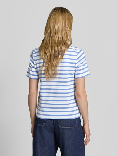 Kobieta nosi T-Shirt im Allover-Look mit Rundhalsausschnitt od comma, bawełna z elastanem, krój regular fit, paski niebiesko-białe, długość tyłu w rozmiarze 36: 57 cm, widok całej sylwetki z tyłu.