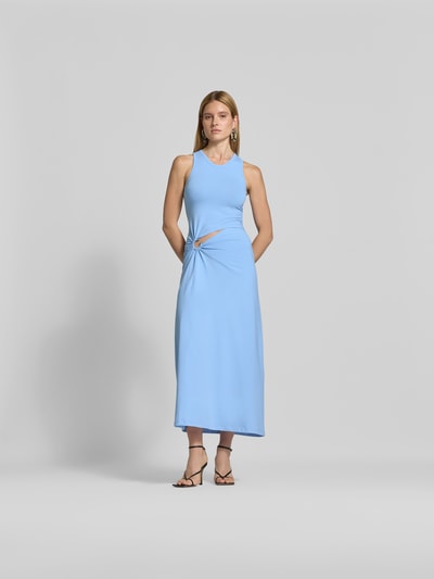 Frauenmodel trägt Maxikleid mit Cut-Out von Rabanne in Hellblau, ärmellos, elastischer Baumwoll-Mix, Slim Fit, Ganzkörperansicht von vorne.