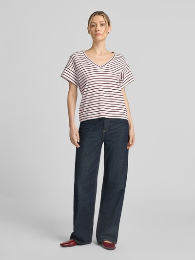 Kobiece modelka nosi Relaxed Fit T-Shirt aus reiner Baumwolle od s.Oliver RED LABEL, jasne kolory, paski, widok całej sylwetki z przodu