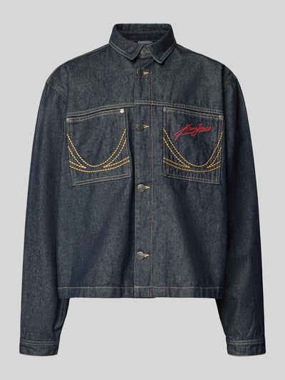 Productfoto, Relaxed Fit Jeansjacke mit Ziernähten van KARL KANI in donkerblauw denim met gele contraststiksels, borstzakken, label-stitching, kraag en knoopsluiting.