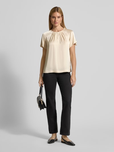 Kobiece modelka nosi Relaxed Fit Bluzkę mit gelegten Falten von comma, elastyczna mieszanka materiałów, plisowanie, okrągły dekolt, satyna, krótki rękaw, długość tyłu w rozmiarze 36: 60 cm, długość rękawów w rozmiarze 36: 22 cm, jasny kolor, prosty fason, gładka tekstura; całkowity widok z przodu