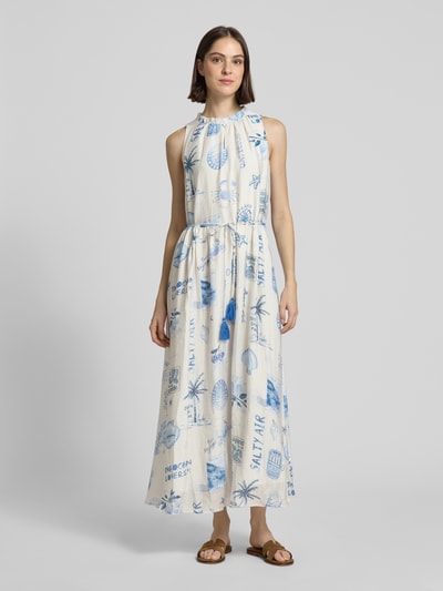 Frauenmodel trägt Maxikleid mit Bindegürtel und Schlüselloch-Ausschnitt von Oui, Viskose-Mix, taillierter Schnitt, weiß-blaues Muster, Ganzkörperansicht von vorne. Rückenlänge Größe 36: 138 cm, Brustweite: 52 cm, Rüschen und Knopf am Ausschnitt.
