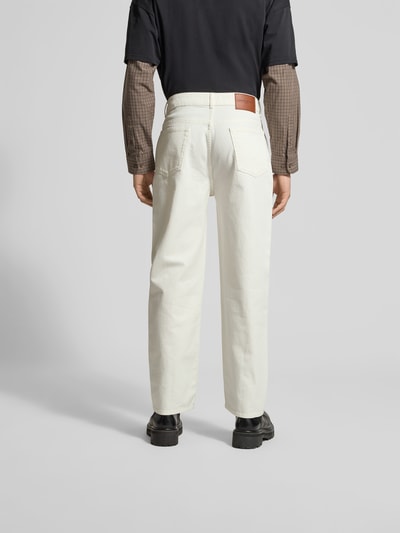 Männermodel trägt Straight Fit Jeans in 5-Pocket-Design von Officine Générale, Reine Baumwolle, helle Farbe, Ganzkörperansicht Rückansicht.