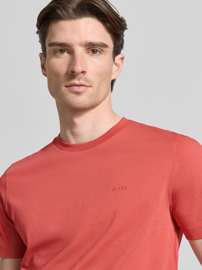 Männermodel trägt ein unifarbenes Regular Fit T-Shirt aus reiner Baumwolle Modell 'Thompson 01' von BOSS in Jersey, Nahaufnahme Oberkörper.