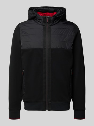 Produktfoto, Regular Fit Jacke mit gefüttertem Stehkragen von Christian Berg Men in Schwarz mit roten Details, Reine Baumwolle, Kapuze, Reißverschluss, Eingrifftaschen, elastische Abschlüsse, Rückenlänge 66 cm, Ärmellänge 65 cm.