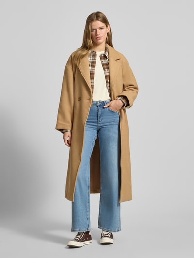 Kobiece modelka nosi Jeansy Wide Fit z mieszanki bawełny Model 'MADISON' od ONLY, krój wide fit, wysoki stan, 5 kieszeni, jasnoniebieski, zapięcie na guzik i zamek błyskawiczny, szerokość w pasie 38 cm, długość wewnętrzna nogawki 78 cm, pełny widok z przodu.