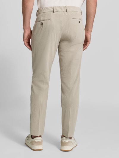 Männermodel trägt Straight Fit Hose in Cord-Optik von Christian Berg Men, Beige, Gesäßtaschen, Bügelfalten, Rückansicht, KI-modifiziertes Bild.