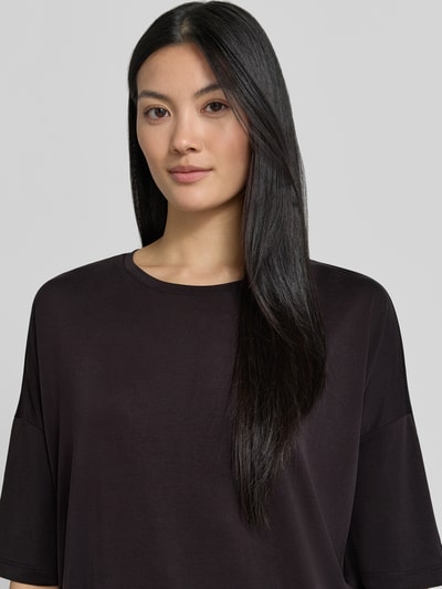 Frauenmodel trägt Damen T-Shirt aus Modal-Mix mit Tunnelzug von Christian Berg Woman in dunklem Ton, Rundhalsausschnitt, Relaxed-Fit, Nahaufnahme Oberkörper. Rückenlänge bei Größe S: 55 cm.
