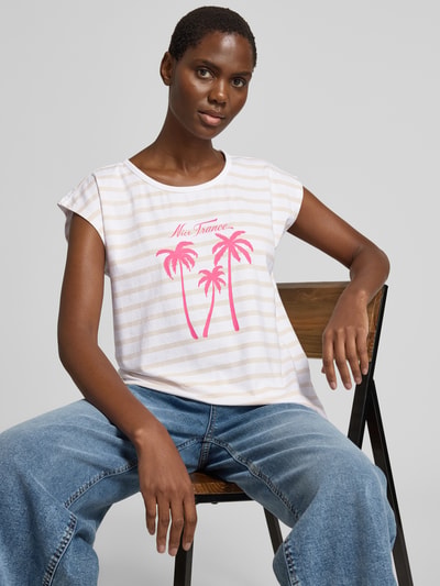 Frauenmodel trägt Damen T-Shirt mit Motiv-Print Modell 'Fenjal' von FREE/QUENT, gestreift, Bio-Baumwoll-Elasthan-Mix, Regular-Fit, Rundhalsausschnitt, Rückenlänge bei Größe S: 63 cm, Nahaufnahme Oberkörper.