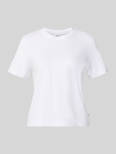 Produktfoto, weißes Regular Fit T-Shirt aus reiner Baumwolle von s.Oliver RED LABEL vor grauem Hintergrund, glatte Struktur