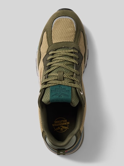 Produktfoto, Sneaker mit Logo-Stitching Modell 'Napoli' von Aeronautica Militare in Olivgrün und Beige mit Schnürverschluss, leicht profilierter Sohle, runder Form, Logo innen sichtbar, Herren Sneaker mit 3 cm Absatzhöhe, 8 cm Schafthöhe, 10 cm Schaftweite, Obersicht