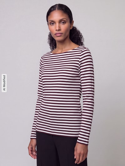 Vrouwenmodel draagt Slim Fit shirt met lange mouwen van puur katoen van s.Oliver RED LABEL, dwarsstrepen in wit en bruin, bovenlichaam close-up, KI-modifiziertes Bild