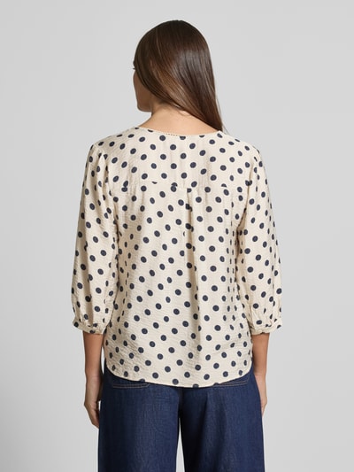 Vrouwenmodel draagt Regular Fit Bluse aus Viskose-Mix Modell 'Alma' van FREE/QUENT, beige met donkerblauwe stippen, 3/4-mouw, achteraanzicht, ruglengte 60 cm, mouwlengte 43 cm. Ganzkörperansicht Rückansicht.