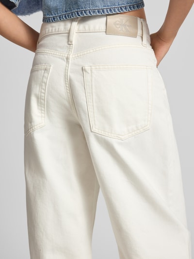 Frauenmodel trägt Barrel Jeans im 5-Pocket-Design mit Label-Detail von Calvin Klein Jeans in Offwhite, reine Baumwolle, Relaxed Fit, Ganzkörperansicht Rückansicht.