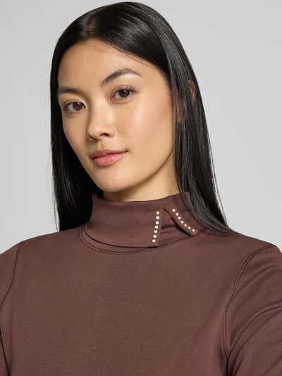 Vrouwenmodel draagt Slim Fit T-Shirt uit katoenmix van Marc Clain met asymmetrische col en siersteentjes, Nahaufnahme Oberkörper, Dames t-shirt, Ruglengte maat 36: 56 cm
