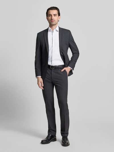 Męski model nosi Regular Fit Business Hemd aus Baumwolle mit Kentkragen von Christian Berg Men, biały kolor, czysta bawełna, krój regular fit, kołnierzyk kent, zapięcie na guziki, długość tyłu w rozmiarze 39/40: 78 cm, szerokość w rozmiarze 39/40: 47 cm, długość rękawa w rozmiarze 39/40: 64 cm, pełny widok z przodu