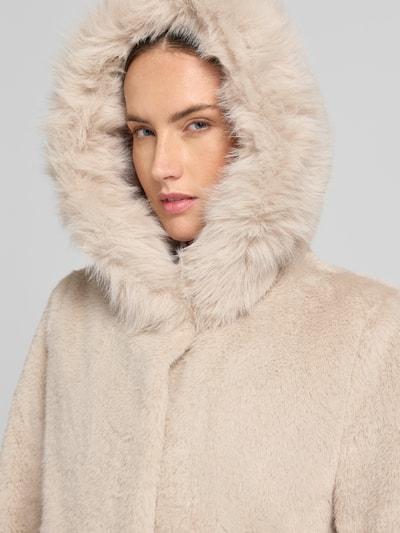 Frauenmodel trägt Mantel aus Kunstfell mit Eingrifftaschen von Marc Cain in Beige, weiche Textur, Nahaufnahme Oberkörper, Regular Fit, Knopfverschluss, KI-modifiziertes Bild, Rückenlänge 90 cm, Schulterbreite 39 cm, Brustweite 55 cm, Ärmellänge 63 cm.