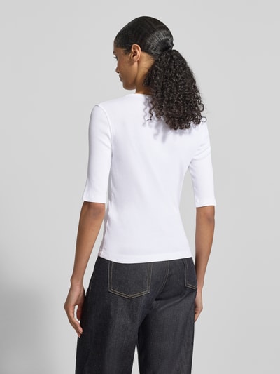 Vrouwenmodel draagt Regular Fit Longsleeve met ronde hals Model 'Selay' van Drykorn, zuiver katoen, structuurpatroon, rechte pasvorm, ruglengte maat S 55 cm, halfhoge mouw, wit, donkerblauwe broek, volledige lichaamsopname achteraan.