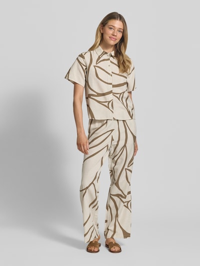 Frauenmodel trägt Bluse aus Viskose-Mix mit Knopfleiste Modell 'PRISILLA' von Vila, beige mit braunem Muster, Ganzkörperansicht von vorne.