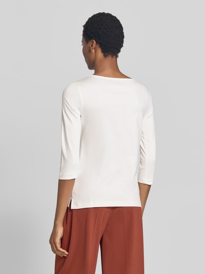 Frauenmodel trägt Regular Fit Shirt aus reiner Baumwolle von Christian Berg Woman in Weiß, U-Boot-Ausschnitt, 3/4-Arm, Ganzkörperansicht Rückansicht.