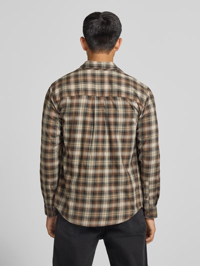 Männermodel trägt JACK & JONES Slim Fit Freizeithemd aus reiner Baumwolle Modell 'James' mit Karomuster, Ganzkörperansicht Rückansicht. Kontext: Herren Freizeithemd von JACK & JONES, Reine Baumwolle, Slim Fit, Modell 'James', Brusttasche, Langärmeliges Design, Kentkragen, Rückenlänge bei Größe M: 75 cm, Schulterbreite bei Größe M: 48 cm, Ärmellänge bei Größe M: 66 cm.