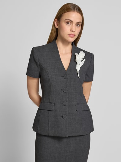 Frauenmodel trägt Midikleid mit Woll-Anteil von Self-Portrait in Dunkelgrau, taillierte Passform, V-Ausschnitt, florale Applikation, Elastischer-Material-Mix, Kurzärmelig, glatte Textur, Nahaufnahme Oberkörper.