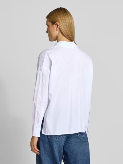 Männermodel trägt bluzka z bawełny o kroju relaxed fit model 'CLOELIA' od Drykorn, biała, kołnierzyk koszulowy, dłuższy tył, długość tyłu 66 cm, długość rękawów 52 cm, widok całej sylwetki z tyłu