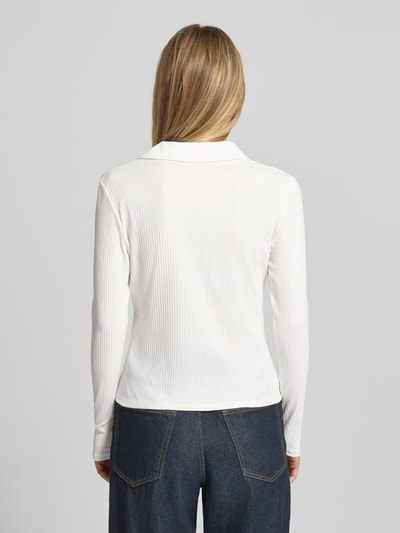 Männermodel trägt Longsleeve aus Viskose-Mix mit Polokragen Modell 'Seti' von OPUS, krój regular fit, rippowana faktura, kolor biały, długość pleców w rozmiarze 36: 54 cm, Ganzkörperansicht Rückansicht.