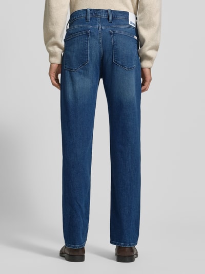 Männermodel trägt Jeans mit Eingrifftaschen Modell 'Clint' von Brax, Baumwoll-Mix mit Stretch-Anteil, Regular-Fit, Ganzkörperansicht Rückansicht.
