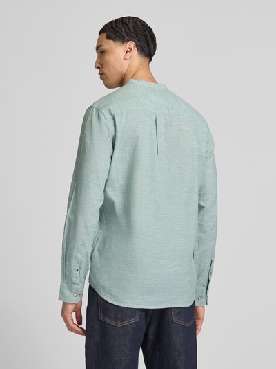 Männermodel trägt Regular Fit Freizeithemd aus Baumwoll-Leinen-Mix von Jack & Jones, Modell SUMMER LINEN BLEND, Ganzkörperansicht Rückansicht.