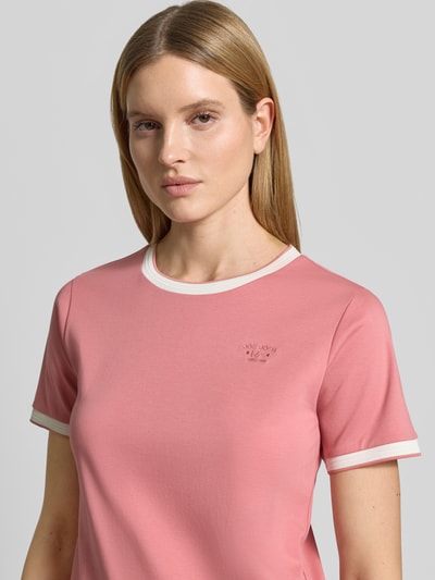 Vrouwenmodel draagt T-shirt met Label-Detail model 'Molina' van MOS MOSH, puur katoen, recht model, ronde hals, contraststreep, ruglengte maat S 58 cm, Nahaufnahme oberkörper.