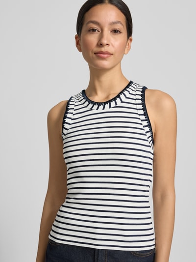 Frauenmodel trägt Tanktop mit Stitchings und Rundhalsausschnitt von Rich & Royal im Slim-Fit aus Baumwoll-Elasthan-Mix, Ripp-Optik, Rückenlänge bei Größe S 50 cm, weiß mit dunkelblauen Streifen, Nahaufnahme Oberkörper.