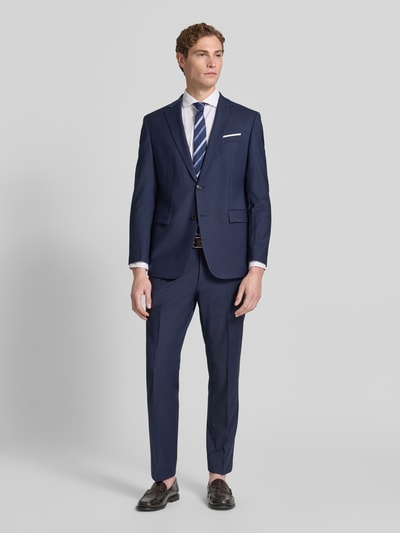 Męski model nosi Modern Fit Anzughose mit Woll-Anteil od JOOP! Collection, mieszanka materiałów z dodatkiem wełny, jednokolorowy, kanty, szerokość w rozmiarze 50: 45 cm, długość wewnętrzna nogawki w rozmiarze 50: 82 cm, pełny widok z przodu.