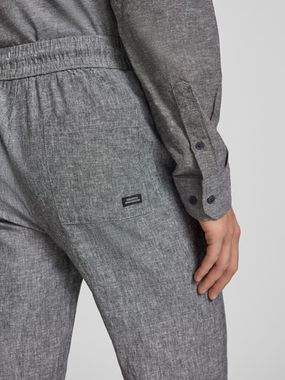Männermodel trägt Hose aus Baumwoll-Leinen-Mix mit elastischem Bund von Blend, graue Struktur, Regular Fit, Detailaufnahme Rückansicht. Modell 'ABAN', Bundweite bei Größe M 39 cm, Innenbeinlänge 76 cm.