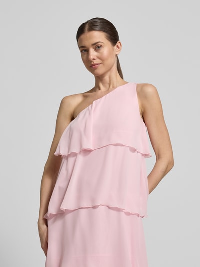 Frauenmodel trägt Ausgestelltes Maxikleid mit Rüschendetail Modell 'FELICIA' von Vero Moda in zartem Rosa, Chiffon, One Shoulder, Nahaufnahme Oberkörper.