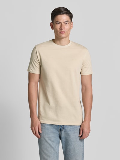 Männermodel trägt T-Shirt mit Rundhalsausschnitt und Label-Stitching von Gant aus Reine Baumwolle im Regular-Fit, Ganzkörperansicht von vorne. Rückenlänge bei Größe M: 69 cm.