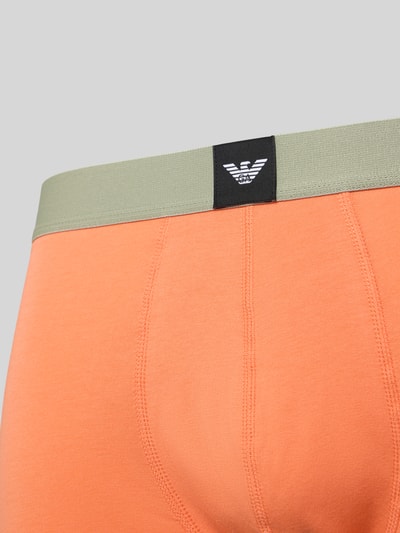 Männermodel trägt Trunks mit elastischem Logo-Bund im 3er-Pack von Emporio Armani, Baumwoll-Elasthan-Mix, Nahaufnahme Rückansicht.