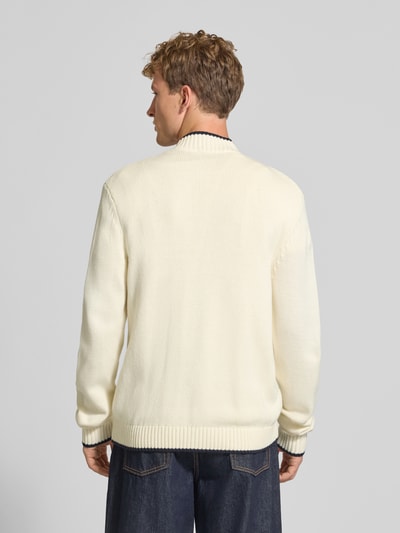 Männermodel trägt Strickjacke mit Reißverschluss Modell 'FREDERIKSBERG' von JACK & JONES, cremefarben mit Kontraststreifen, Ganzkörperansicht Rückansicht, Baumwoll-Mix, Regular Fit, gerippter Stehkragen, Rückenlänge 66 cm, Ärmellänge 74 cm.