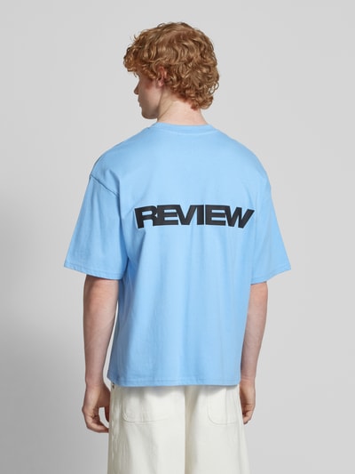 REVIEW T-shirt o kroju oversized z nadrukiem z logo Jasnoniebieski 5