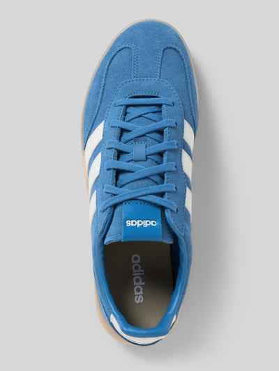 Produktfoto, Sneaker mit Schnürverschluss von adidas Sportswear aus Echtleder in Blau mit weißen Label-Details, abgerundete Spitze, strukturierte Sohle, Absatzhöhe 3 cm bei Größe 44, Schafthöhe 5 cm, Schaftweite 6 cm.