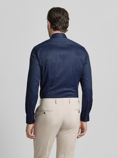 Männermodel trägt Slim Fit Businesshemd in Premiumqualität von Jake*s, dunkelblau, Kentkragen, hochwertige Baumwolle, Ganzkörperansicht Rückansicht.